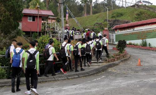 PELAJAR SMK NARINANG KEMBALI SEKOLAH