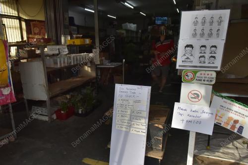 PASARAYA DAN KEDAI MENJELANG LOCKDOWN