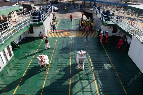 TARIAN SINGA DI ATAS FERI RORO