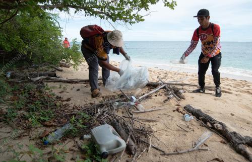 GOTONG ROYONG PERDANA PEMBERSIHAN PANTAI