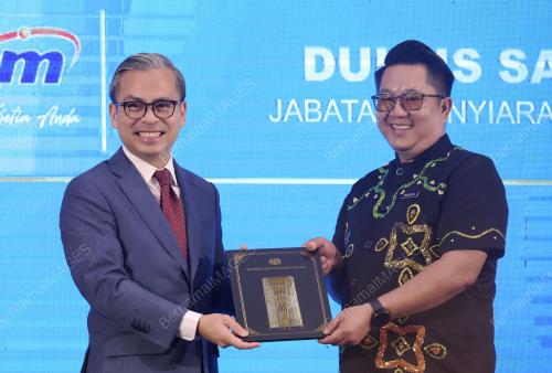 MENTERI KOMUNIKASI FAHMI FADZLI