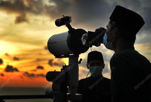 MENCERAP ANAK BULAN RAMADHAN