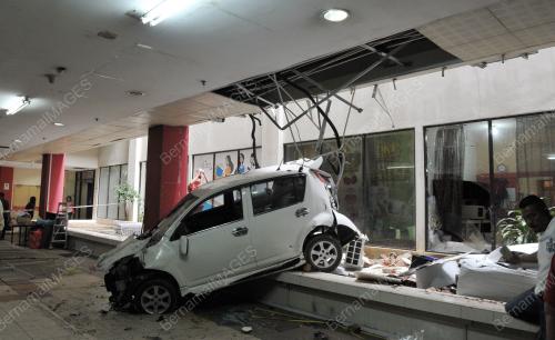 SB08_30012014_KERETA_JATUH