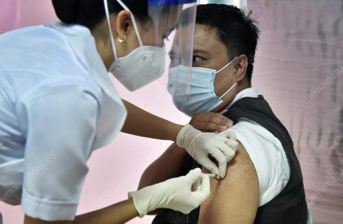 PETUGAS BARISAN HADAPAN TERIMA VAKSIN