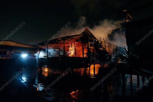 KEBAKARAN RUMAH ATAS AIR
