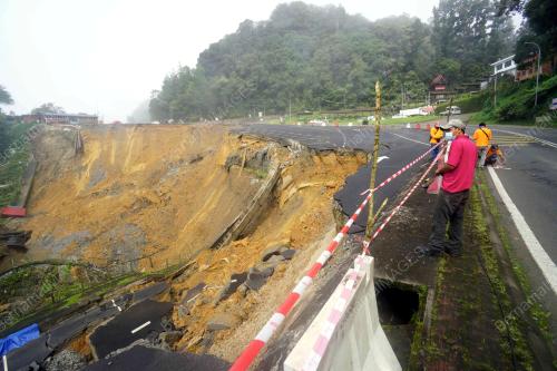 TANAH RUNTUH TAMAN KINABALU