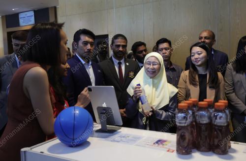DATUK SERI DR WAN AZIZAH WAN ISMAIL