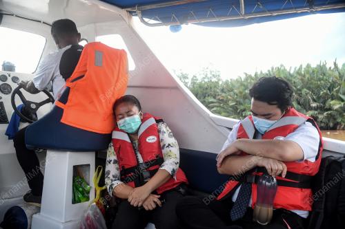 PENGALAMAN PETUGAS VAKSIN DI PEDALAMAN