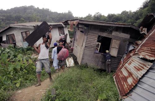 TANAH RUNTUH KAMPUNG LOK BUNU