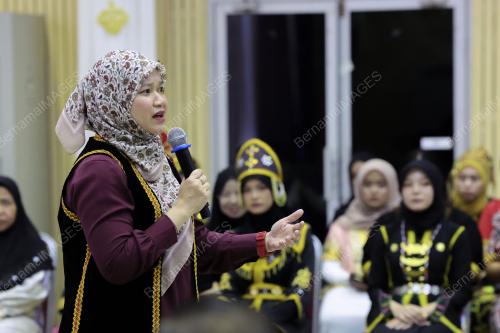 FADHLINA SIDEK