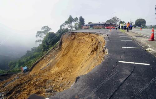 TANAH RUNTUH TAMAN KINABALU