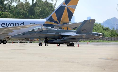 PESAWAT F/A -18DTUDM MENDARAT CEMAS DI KKIA