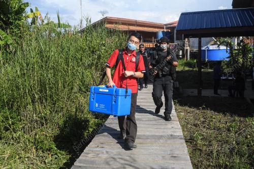 PENGALAMAN PETUGAS VAKSIN DI PEDALAMAN