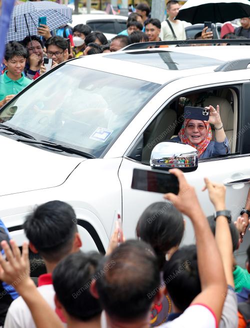 TUNKU AZIZAH AMINAH MAIMUNAH ISKANDARIAH