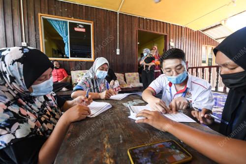 PENGALAMAN PETUGAS VAKSIN DI PEDALAMAN