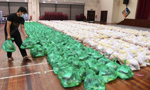 BANTUAN BAKUL MAKANAN DI TUARAN