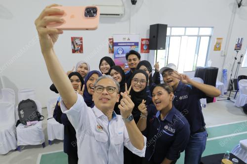 DATUK FAHMI FADZIL