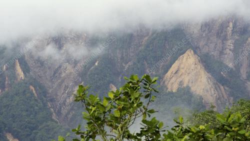 SB12_10062015_TANAH_RUNTUH