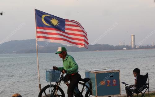 JALUR GEMILANG BERKIBAR DI SEPANJANG TANJUNG LIPAT