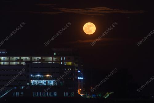 BULAN PENUH SUPERMOON