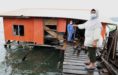 RUMAH TANJUNG ARU TERJEJAS OMBAK