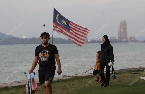 JALUR GEMILANG BERKIBAR DI SEPANJANG TANJUNG LIPAT