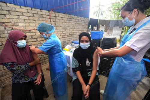 PENGALAMAN PETUGAS VAKSIN DI PEDALAMAN