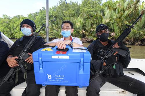 PENGALAMAN PETUGAS VAKSIN DI PEDALAMAN