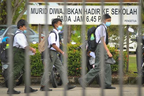 PELAJAR POSITIF COVID-19