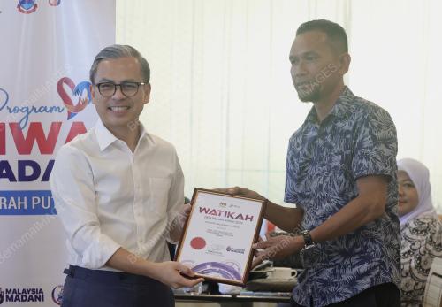 MENTERI KOMUNIKASI FAHMI FADZLI