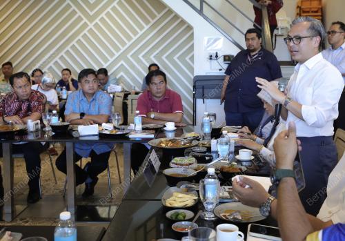 MENTERI KOMUNIKASI FAHMI FADZLI
