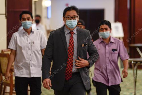 DR AZMI SHAROM
