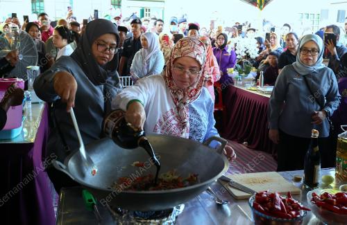 TUANKU AZIZAH AMINAH MAIMUNAH ISKANDARIAH