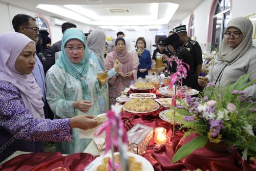 RAJA PERMAISURI AGONG TUNKU AZIZAH AMINAH MAIMUNAH ISKANDARIAH