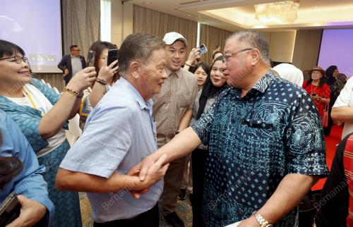 DATUK SERI TIONG KING SING