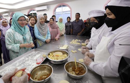 RAJA PERMAISURI AGONG TUNKU AZIZAH AMINAH MAIMUNAH ISKANDARIAH