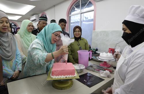 RAJA PERMAISURI AGONG TUNKU AZIZAH AMINAH MAIMUNAH ISKANDARIAH