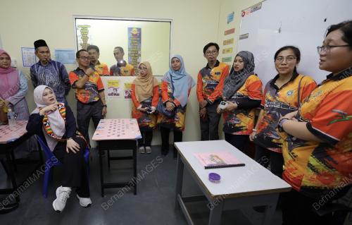 YB FADHLINA SIDEK