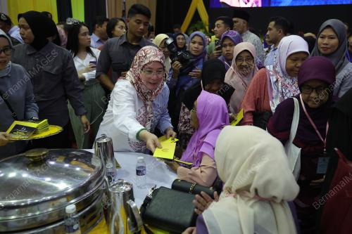 TUNKU AZIZAH AMINAH MAIMUNAH ISKANDARIAH