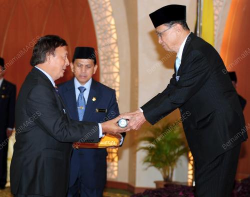 TUN ABANG MUHAMMAD SALAHUDDIN