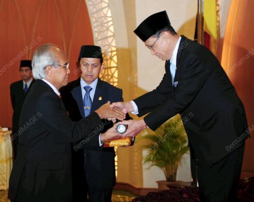 TUN ABANG MUHAMMAD SALAHUDDIN