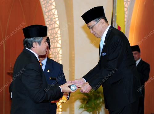 TUN ABANG MUHAMMAD SALAHUDDIN