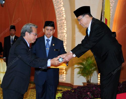 TUN ABANG MUHAMMAD SALAHUDDIN