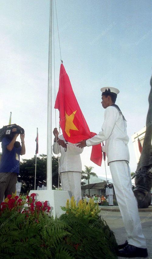 SEA10-07_09_2001_V_NAM_FLAG_02022016