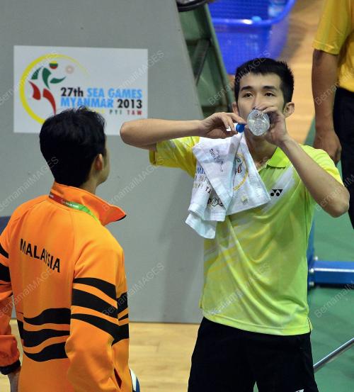 SEA12_10122013_BADMINTON
