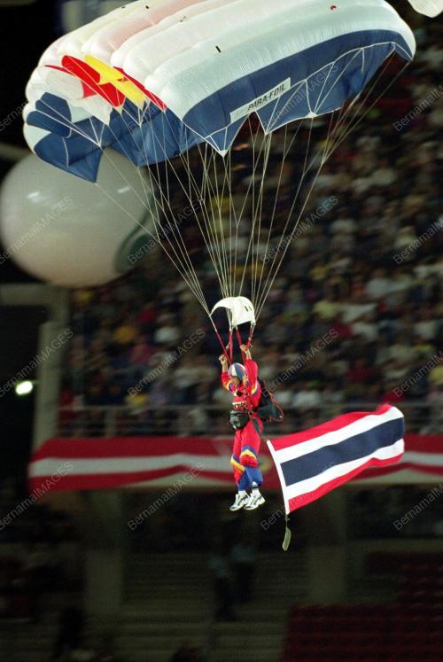 SEA17-08_09_2001_PARACHUTE_02022016