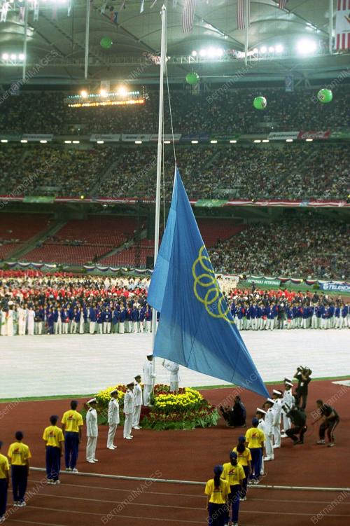 SEA36-08_09_2001_GIANT_FLAG_02022016