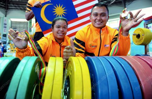 SEA40_16122013_ANGKAT_BERAT