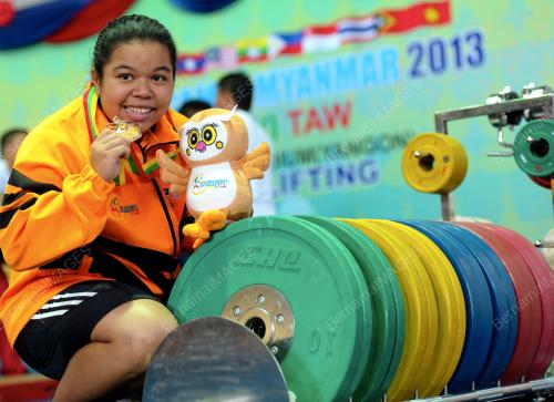 SEA41_16122013_ANGKAT_BERAT