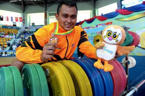 SEA42_16122013_ANGKAT_BERAT